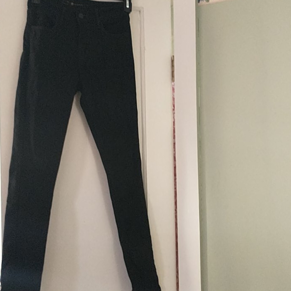 Black High Rise Levi's - Picture 3 of 6